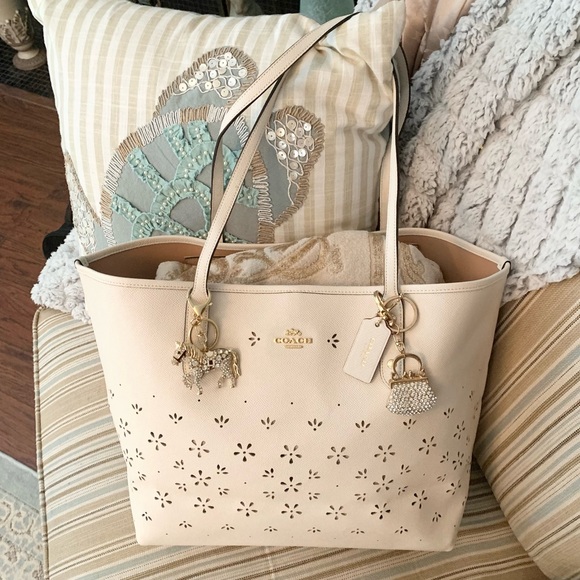 ⭐️🤩COACH NWOT GORGEOUS CHALK CREAM CITY TOTE FLORAL LASER PERFORATED LEA…